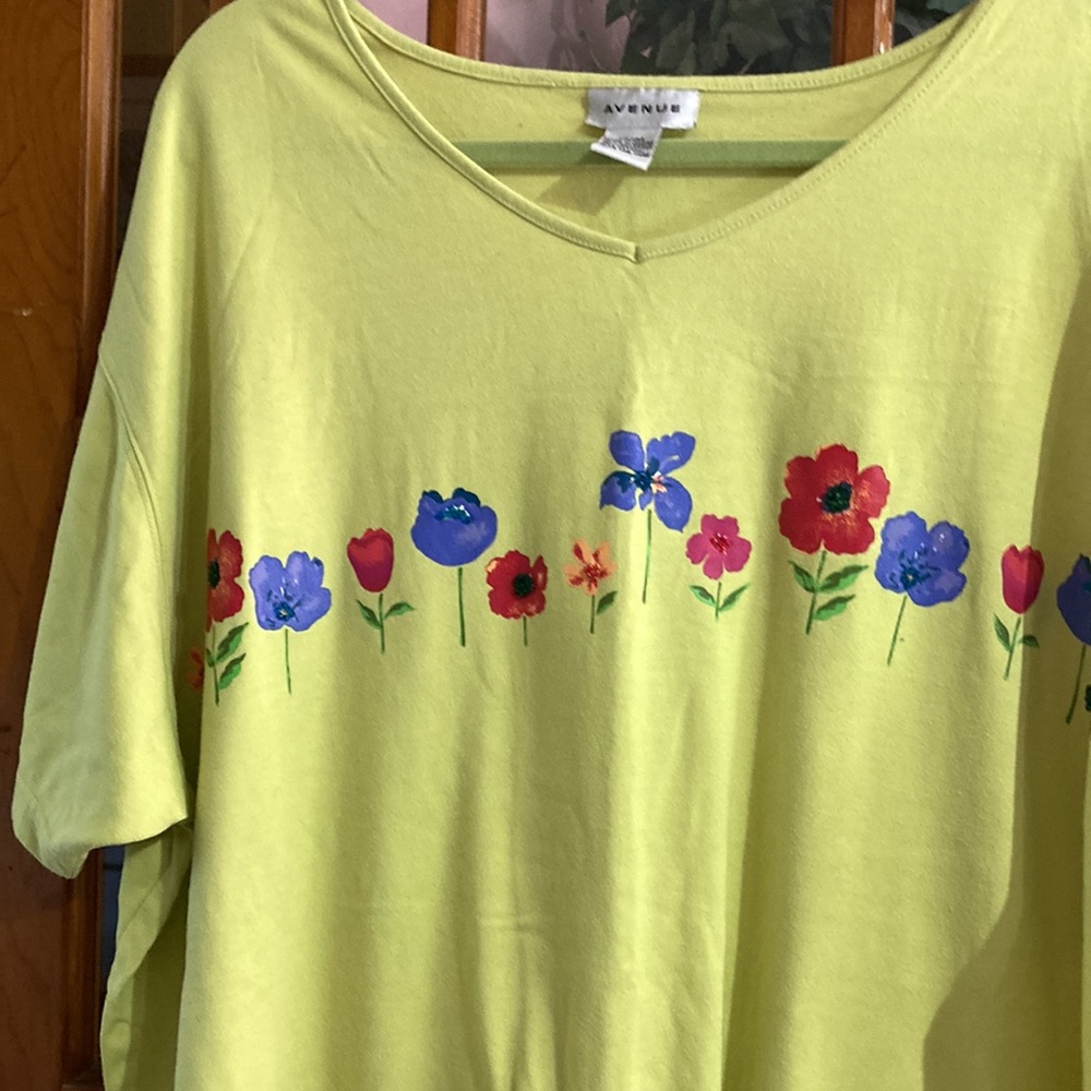 Short sleeve top with flowers across the front size 22/24